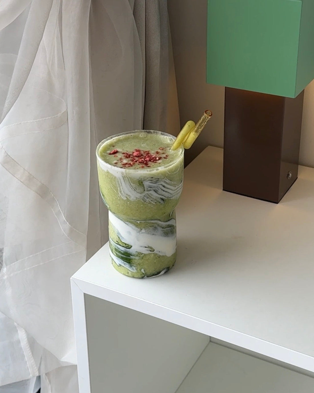 歐美女生最近都在喝「內在清道夫果昔」！每天早上一杯，從消水腫、養膚到發光感一次完成